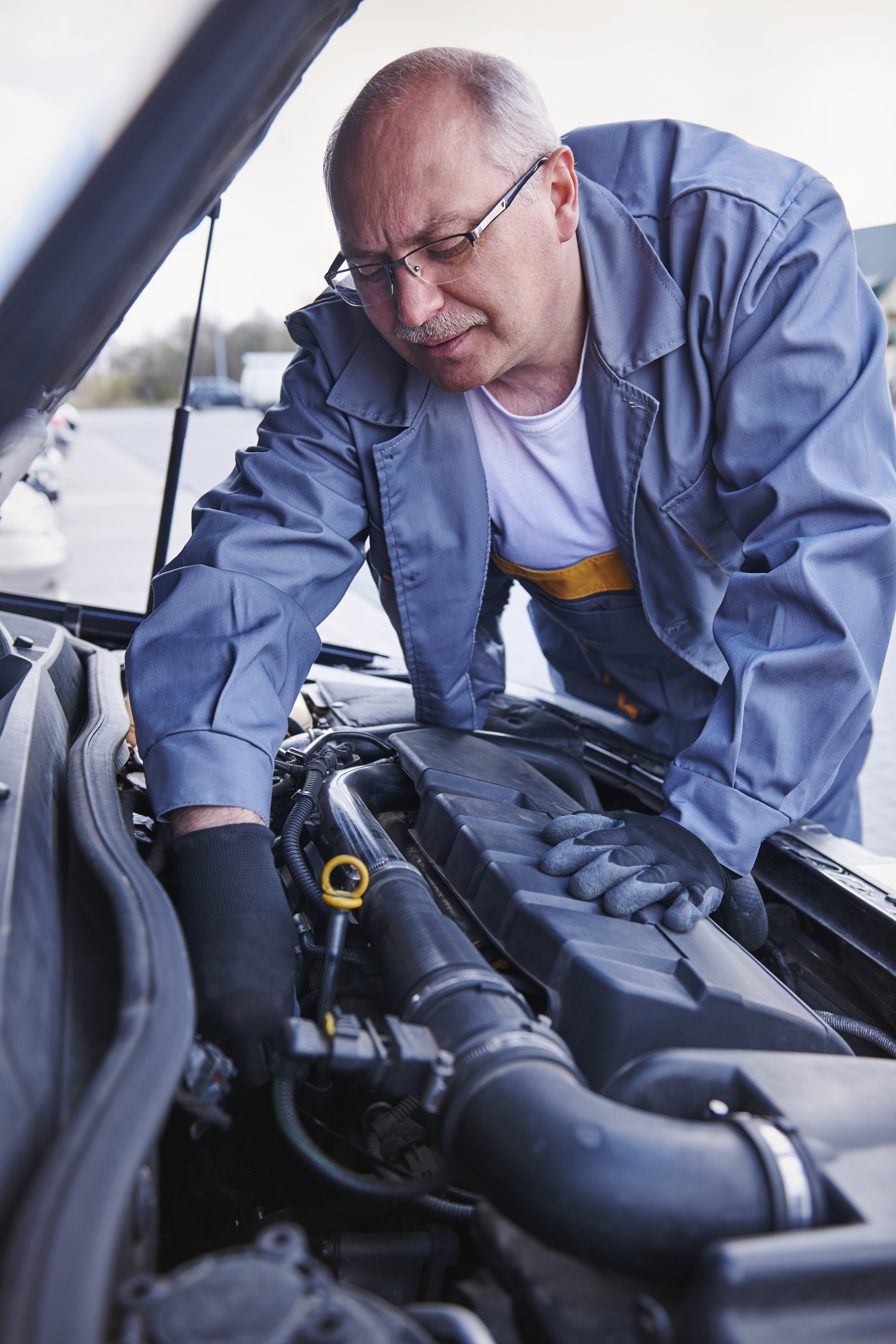 mechanic-checking-car