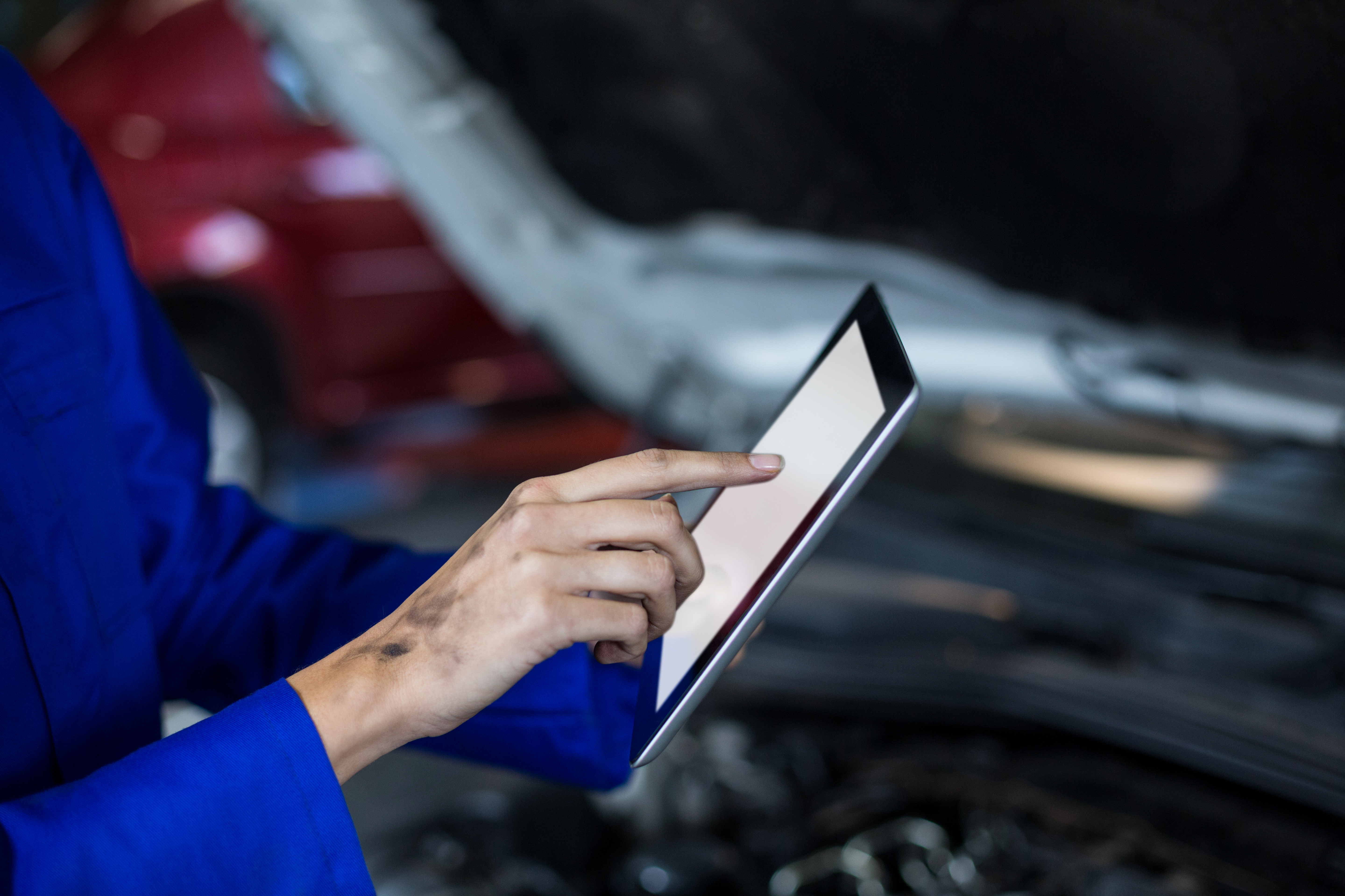 hands-female-mechanic-using-digital-tablet